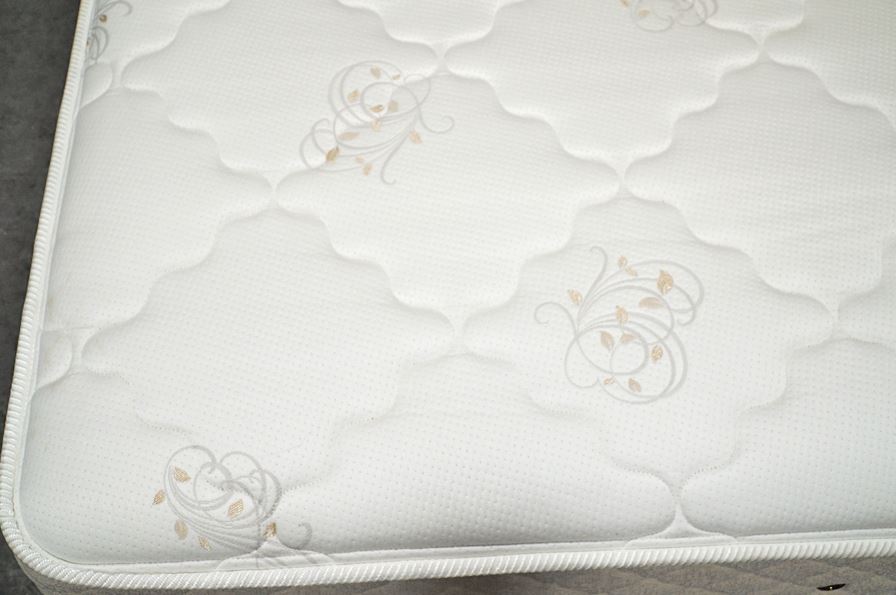 マットレス表面の刺繍｜NIHON BED(日本ベッド)クイーンベッド
