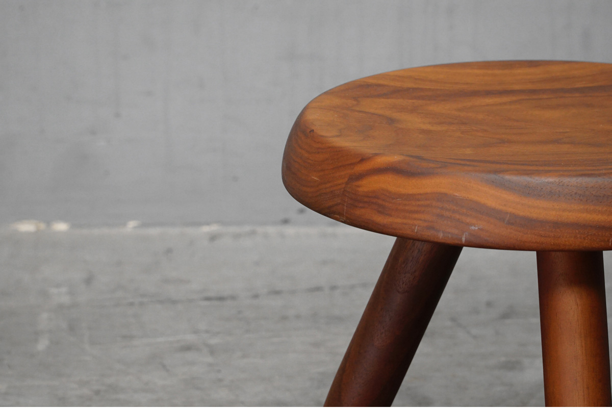 Cassina(カッシーナ) 524 TABOURET BERGER(ベルジェ スツール) ウォールナット材　拡大