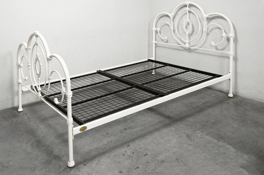 全体｜Laura Ashley(ローラアシュレイ)ダブルベッド