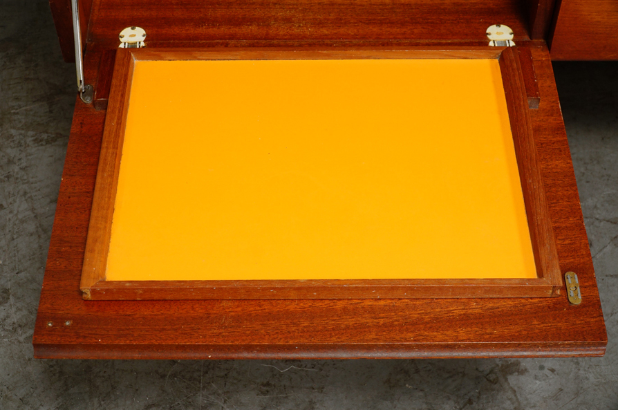 扉内側にトレー有|北欧ヴィンテージ家具サイドボード