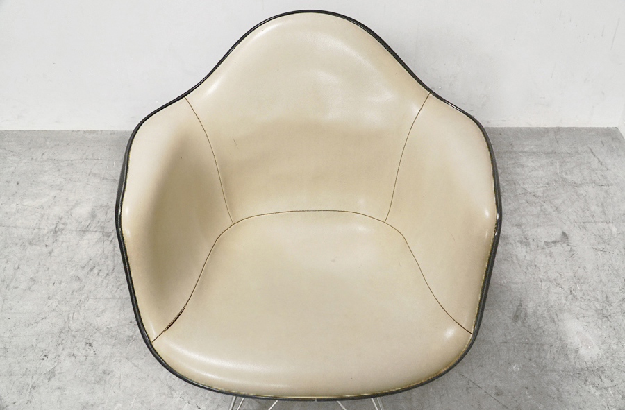 座面　HermanMiller(ハーマンミラー) アームシェルチェア ナウガレザー エッフェルベース　アドア東京