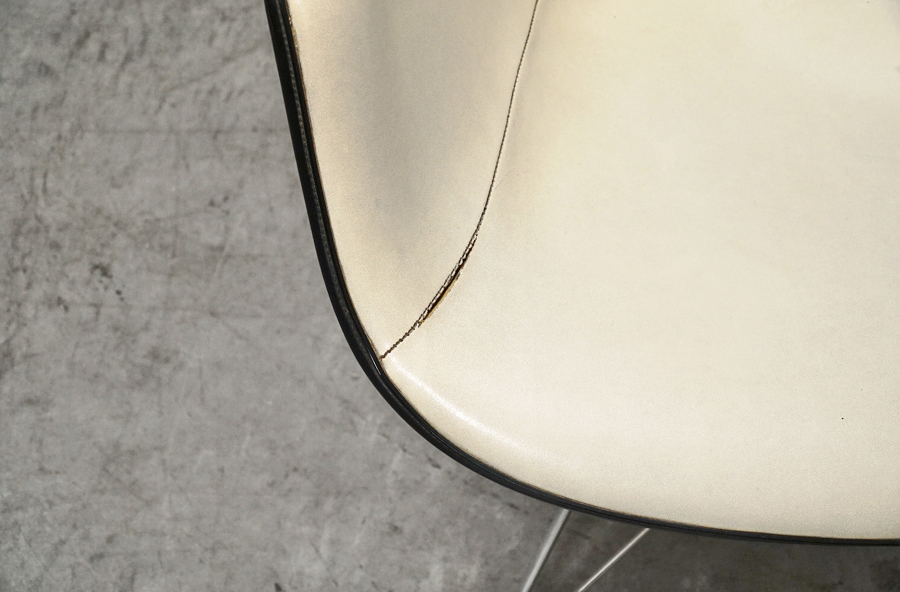 ダメージ　HermanMiller(ハーマンミラー) アームシェルチェア ナウガレザー エッフェルベース　アドア東京