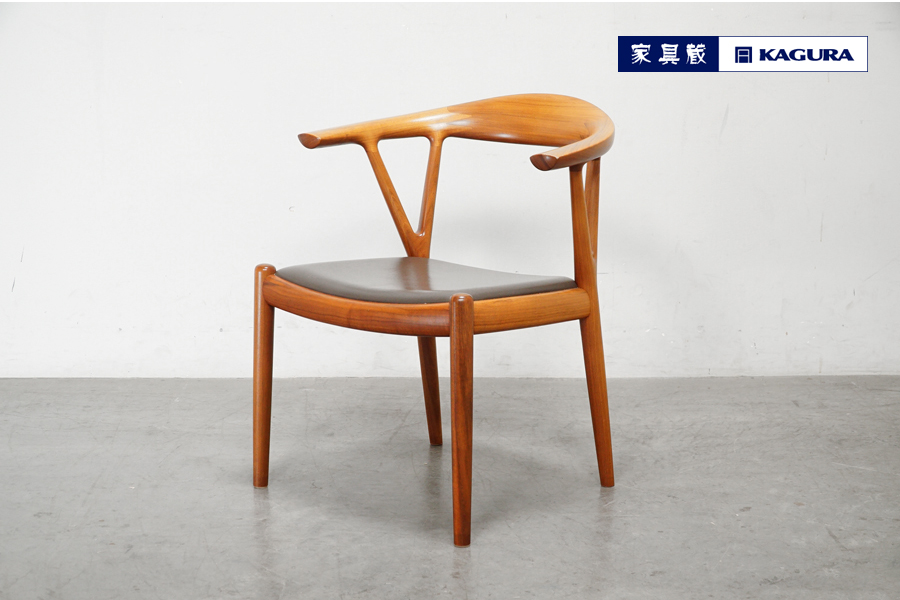 家具蔵(カグラ)  V Chair(ブイチェア）ウォールナット無垢材×本革 アームチェア