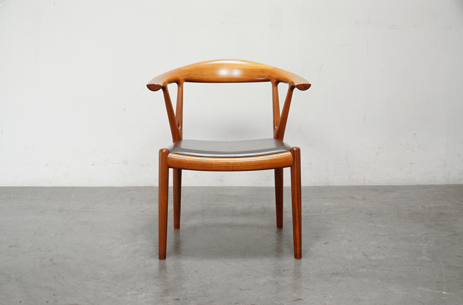 家具蔵(カグラ) V Chair(ブイチェア）ウォールナット無垢材×本革 アームチェア　アドア東京