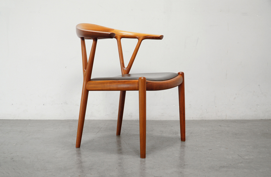 家具蔵(カグラ)  V Chair(ブイチェア）ウォールナット無垢材×本革 アームチェア　アドア東京