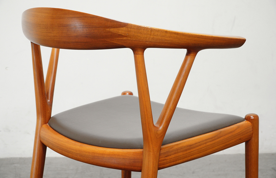 家具蔵(カグラ)  V Chair(ブイチェア）ウォールナット無垢材×本革 アームチェア　アドア東京