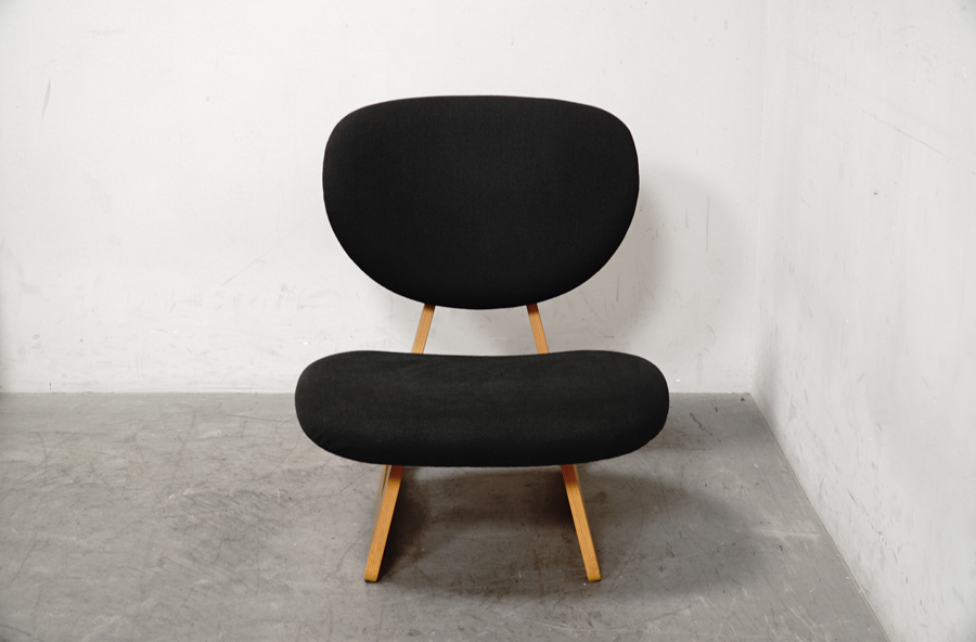 正面　天童木工(Tendo) 低座イス S-5016NA-ST ブラック 長大作　アドア東京