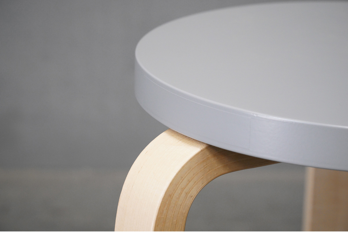 artek(アルテック) Stool 60(スツール 60) 3本脚 グレーラッカー 拡大