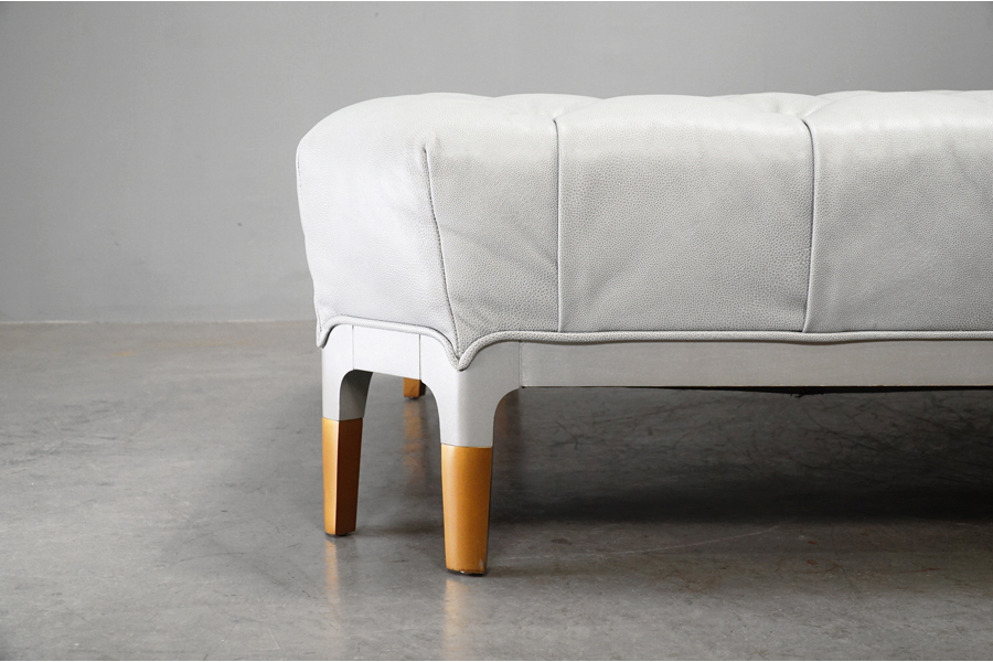 IDC大塚家具  Baker(ベーカー) Celestite Cocktail Ottoman(セレスタイト カクテル オットマン) 総革 レザー ソファ　アドア東京