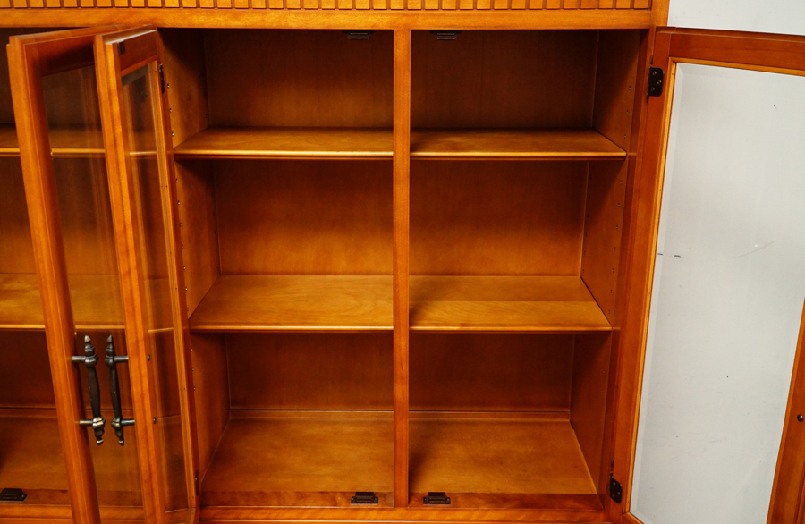 横浜クラシック家具 DANIEL(ダニエル) A-217 樺桜材 カップボードキャビネット 食器棚 飾り棚　アドア東京