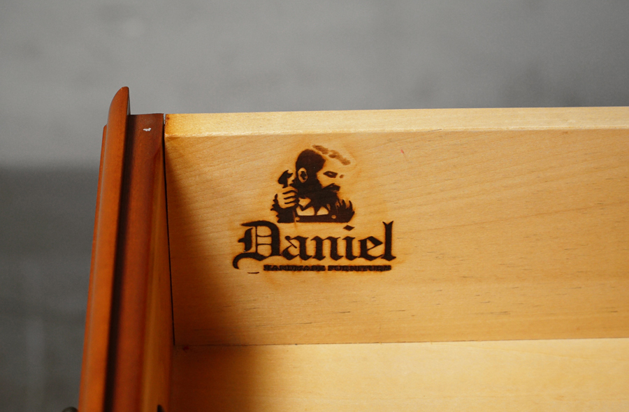 横浜クラシック家具 DANIEL(ダニエル) A-217 樺桜材 カップボードキャビネット 食器棚 飾り棚　アドア東京