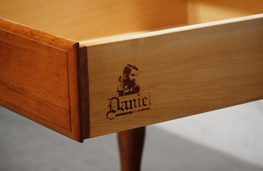 横浜クラシック家具 DANIEL(ダニエル) A-311 Cougar(クーガー) 樺桜材 サイドテーブル ナイトテーブル　アドア東京