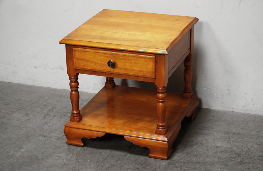 横浜クラシック家具 DANIEL(ダニエル) A-311 Cougar(クーガー) 樺桜材 サイドテーブル ナイトテーブル　アドア東京