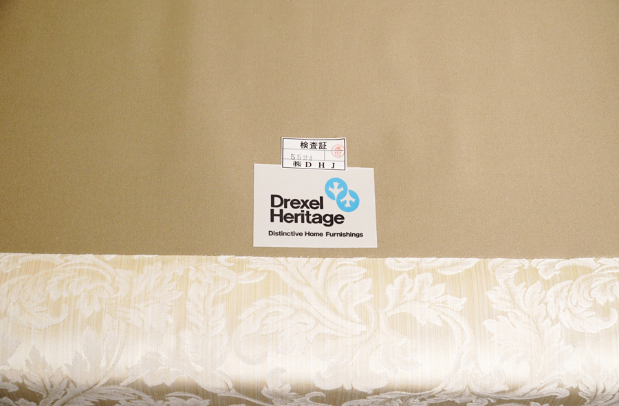 ラベル　Drexel Heritage(ドレクセルヘリテイジ) Upholstery(アップホルスタリー) 2人掛けソファ　アドア東京