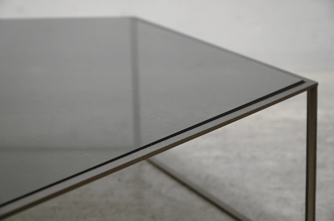 Cassina ixc.(カッシーナ イクスシー)  HEXAGON 690 (ヘキサゴン ローテーブル) センターテーブル グレーガラス×マットブラック　アドア東京