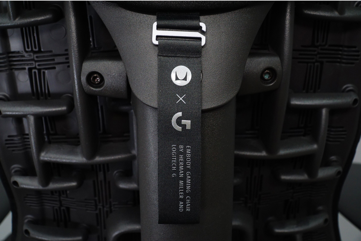 HermanMiller (ハーマンミラー)×ロジクールG エンボディゲーミングチェア　ブランドロゴ