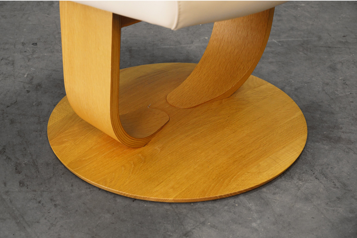 Karimoku(カリモク) ザ・ファースト RU72 リクライニングチェア+オットマン　拡大