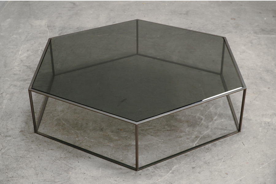 Cassina ixc.(カッシーナ イクスシー)  HEXAGON 690 (ヘキサゴン ローテーブル) センターテーブル グレーガラス×マットブラック　アドア東京