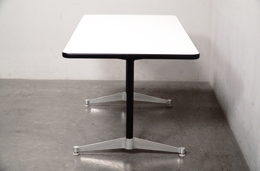 側面　HermanMiller(ハーマンミラー) Eames Contract Base Table(イームズコントラクトベーステーブル)　アドア東京
