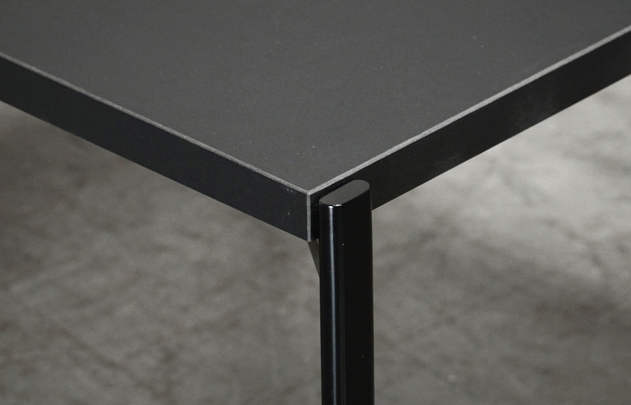 artek(アルテック) KIKI（キキ）サイドテーブル ブラックリノリウム イルマリ タピオヴァーラ　アドア東京