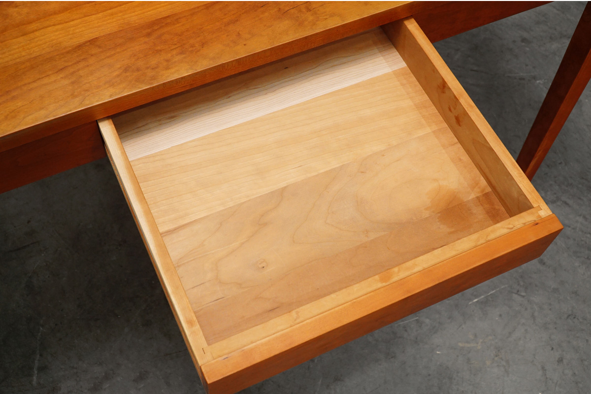 北の住まい設計社 ブラックチェリー材 ダイニングテーブル 引き出し付き オイル仕上げ デスク　内部