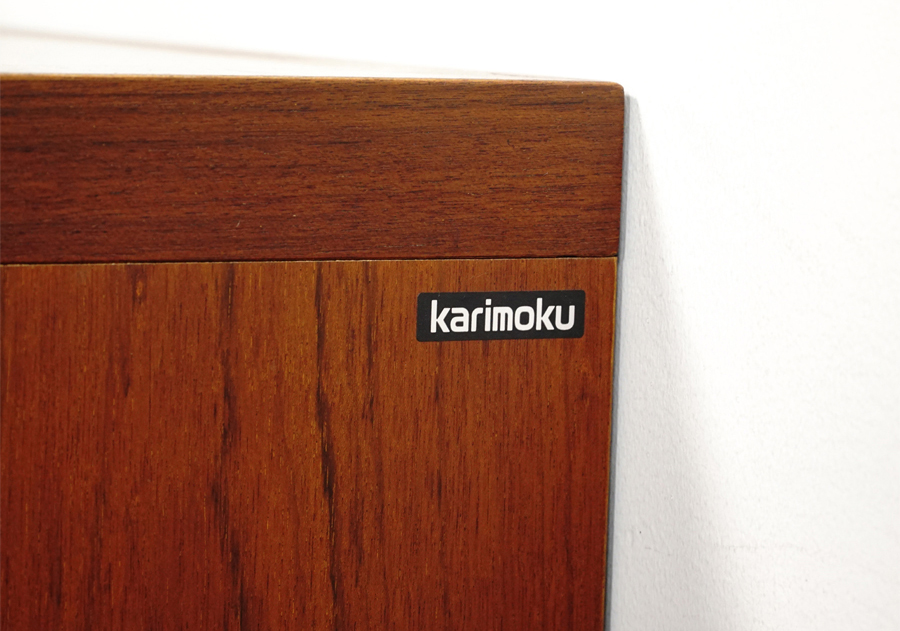 ロゴマーク　Karimoku（カリモク家具）コロニアルシリーズ リビングボード サイドボードキャビネット 食器棚 本棚　アドア東京