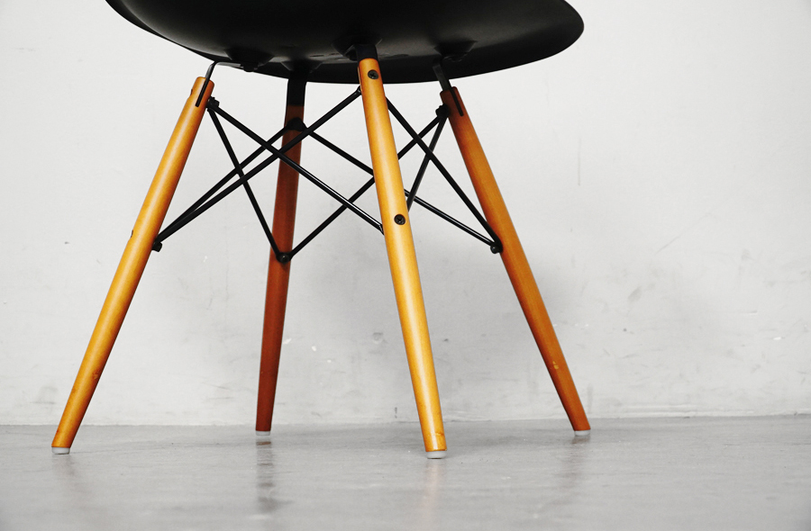 HermanMiller(ハーマンミラー)  イームズ サイドシェルチェア DSW ブラック ダウェルレッグベース　アドア東京
