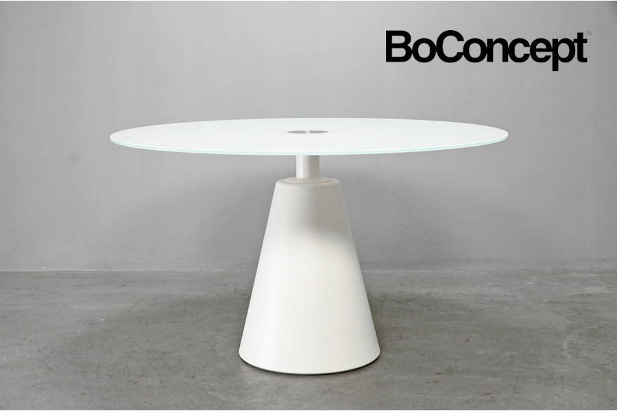Boconcept (ボーコンセプト) テーブル  Madrid (マドリッド) ダイニングテーブル シルクホワイトガラス デンマーク　アドア東京