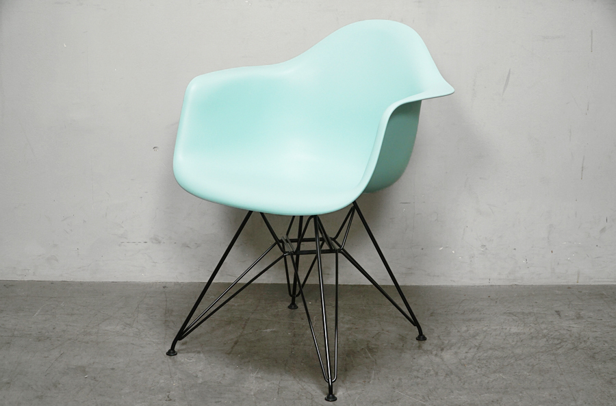 HermanMiller(ハーマンミラー) イームズ アームシェルチェア DAR ブラックワイヤーベース アクアスカイ　アドア東京