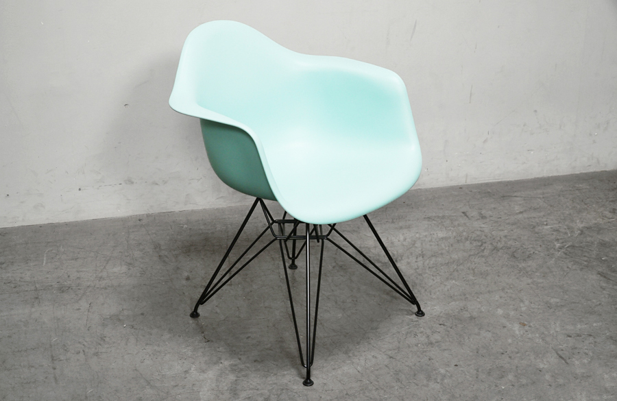 HermanMiller(ハーマンミラー)  イームズ アームシェルチェア DAR ブラックワイヤーベース アクアスカイ　アドア東京