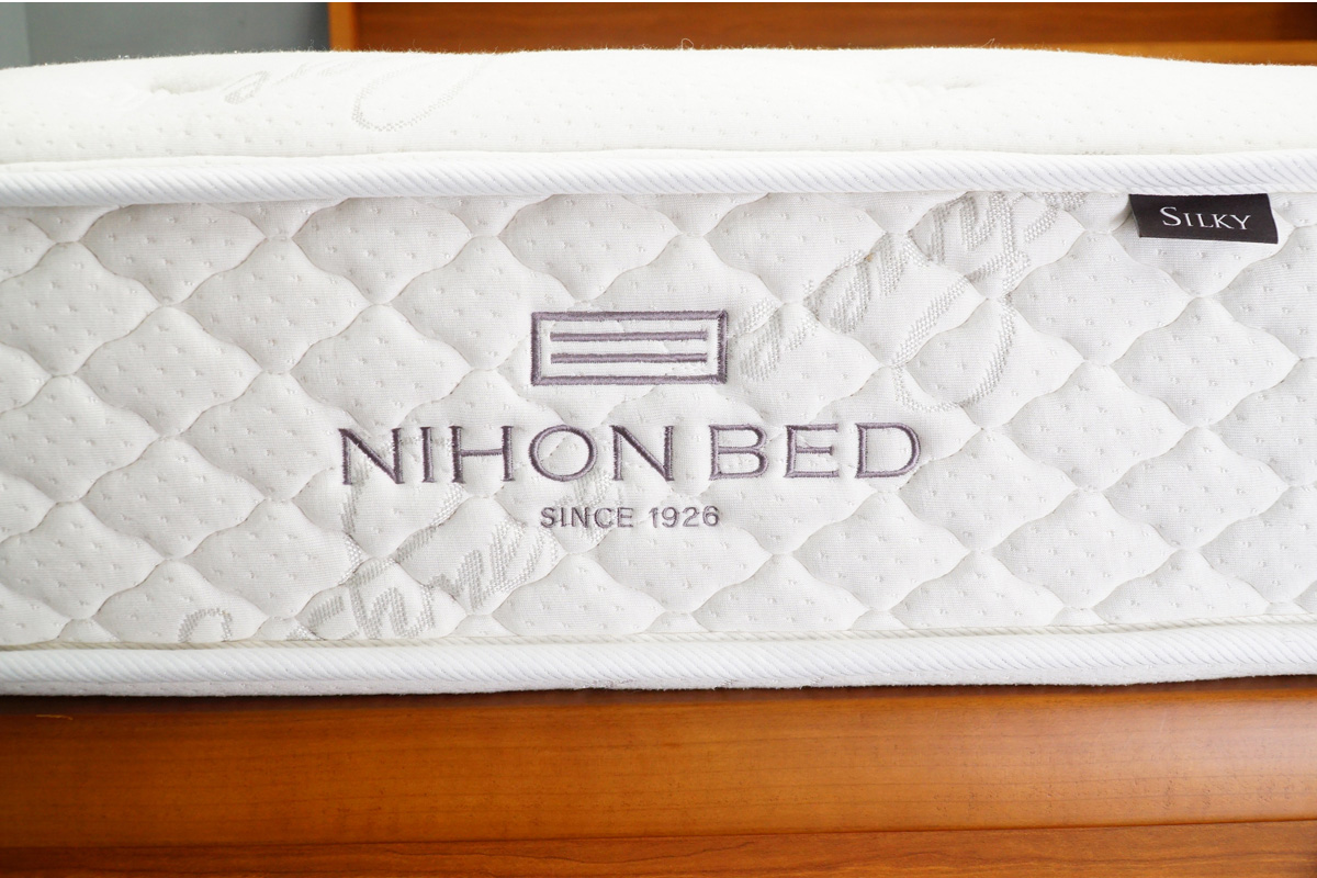 日本ベッド(NIHON BED)「シルキーポケットハード」+「シルキーシフォン」マットレス付き クイーンサイズベッド　ブランドロゴ
