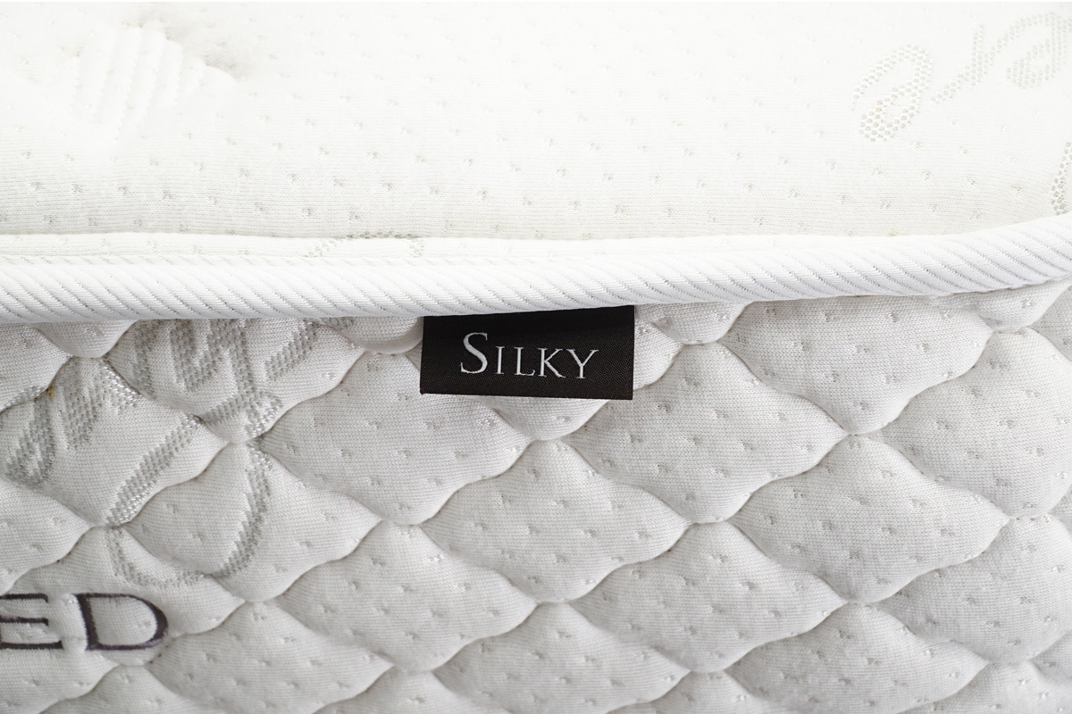 日本ベッド(NIHON BED)「シルキーポケットハード」+「シルキーシフォン」マットレス付き クイーンサイズベッド　タグ