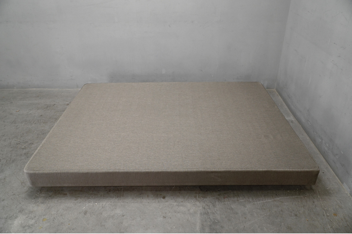 Simmons(シモンズ ) プレミアムクラス 8.25エッセンシャルブラック カスタムSF マットレス付き クイーンベッド　ボトムフレーム