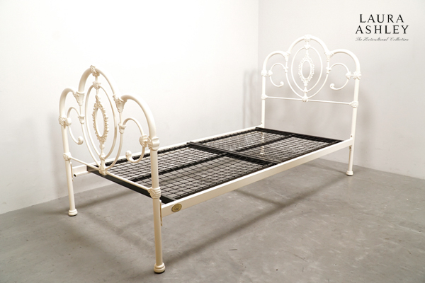 Laura Ashley(ローラアシュレイ) SOMERSET(サマセット) セミダブルベッドフレーム アイボリー　アドア東京