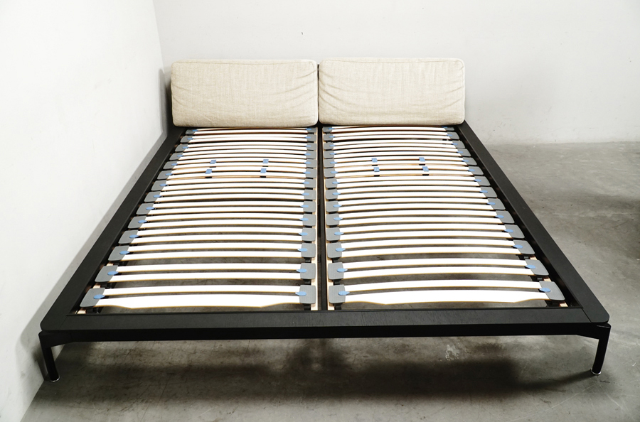 全体　Cassina IXC.(カッシーナ・イクスシー) SLED SLIM(スレッド スリム) キングサイズベッドフレーム　アドア東京