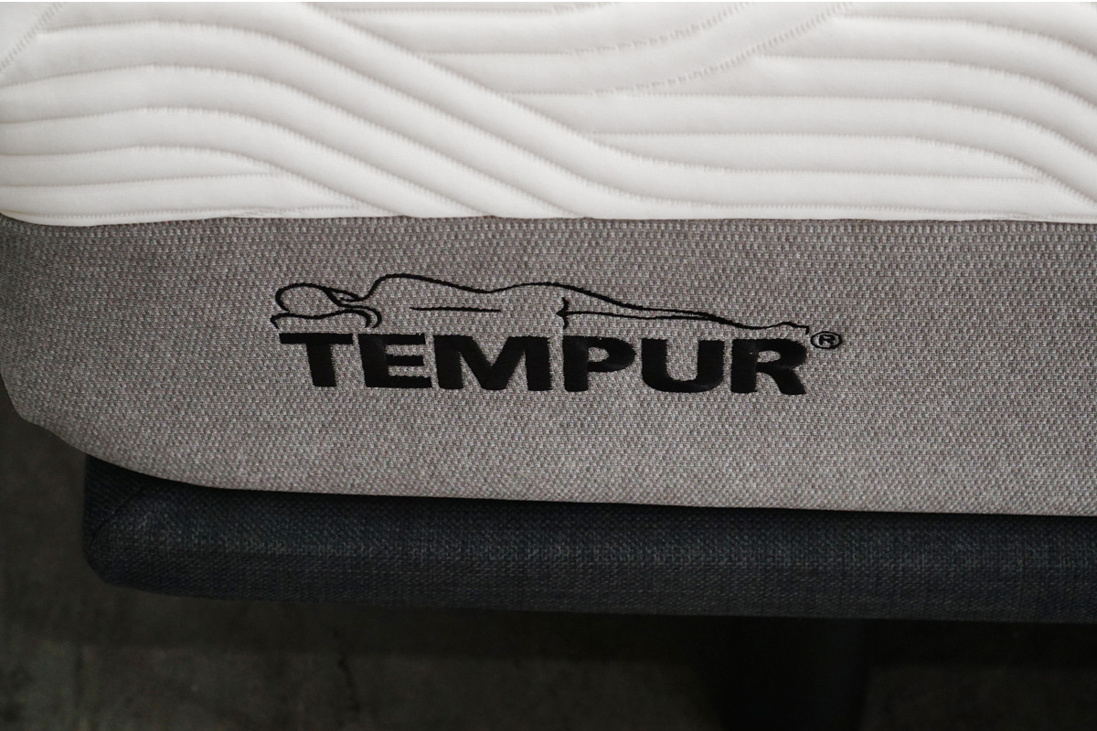 TEMPUR(テンピュール) Zero-G (ゼロジー) フォール 電動リクライニングベッド マットレス付き ダブルサイズ ブランドロゴ