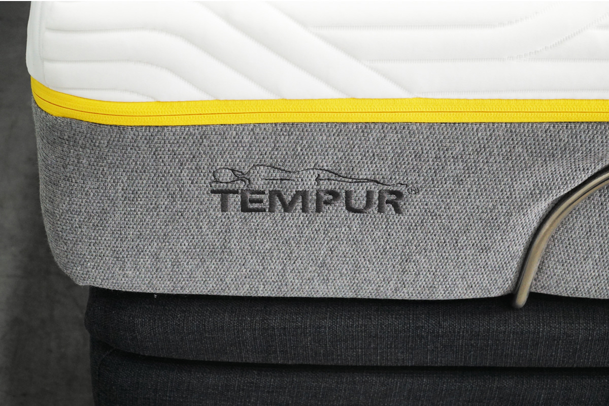 TEMPUR(テンピュール) Zero-G Elevate KD(ゼロジー) 電動リクライニングベッド+センセーションエリート ダブル ブランドロゴ